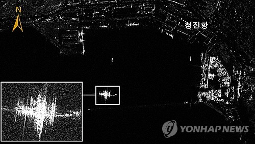 국가정보원은 북한이 지난 8일부터 러시아 파병을 위한 특수부대 병력 이동을 시작했다고 밝히며 합성개구레이더(SAR) 탑재 위성이 촬영하는 것으로 보이는 증거 사진을 18일 공개했다. 해당 사진은 지난 12일 북한 병력 수송 목적 러시아 함정 활동. [국가정보원 제공]